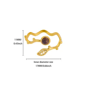 Dettaglio anello dorato a forma di vite con diametro interno 17mm e altezza foglia 11mm