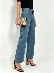 Nahaufnahme hellblauer High-Waist Wide-Leg Jeans kombiniert mit Metallic-Kettentasche