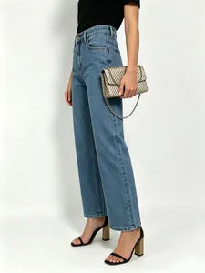 Klassische halbblaue Damen-Jeans mit hoher Taille und weitem Bein in lockerer Form