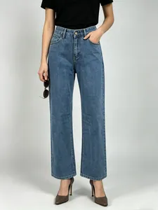 Vollansicht der klassischen Vintage-Denim-Jeans mit weitem Bein für Damen