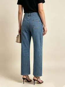 Rückansicht der hellblauen High-Waist-Jeans mit weitem Bein und Gesäßtaschen