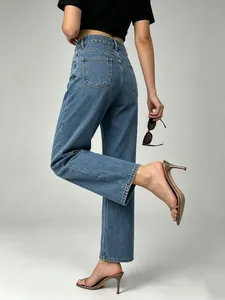 Seitenansicht der klassischen Vintage-Damen-Jeans mit weitem Bein in Blau und hohem Bund