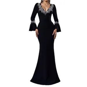 Robe de soirée sirène noire avec col en V, manches trompette et broderie florale élégante