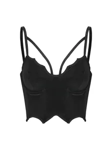 Détail d'un haut corset en velours gothique avec décolleté en cœur et ourlet pointu