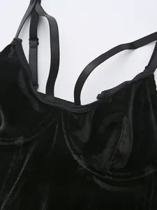 Détail d'un haut corset en velours noir montrant des bonnets à armatures et bretelles