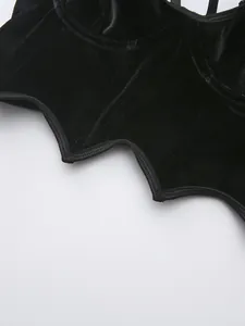 Détail d'un bustier en velours noir avec ourlet gothique en forme d'ailes de chauve-souris