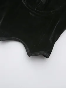 Gros plan sur la texture du velours noir et les détails de couture de l'ourlet