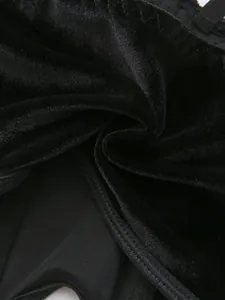 Gros plan détaillé du tissu en velours noir et des coutures d'un top corset gothique