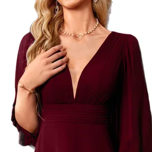 Elegantes bordeauxrotes Abendkleid aus Chiffon mit V-Ausschnitt und Plissee-Taille
