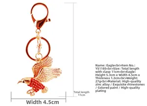 Detailansicht des Adler-Schlüsselanhängers mit roten Strasssteinen und goldenem Zinkdruckguss