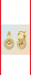 Dettaglio di orecchini in argento 925 dorato con pietre di moissanite lucide