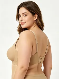 Dettaglio di reggiseno beige senza cuciture taglie forti con spalline regolabili e gancetti