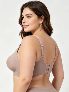 Dettaglio della chiusura posteriore del reggiseno taglie forti senza cuciture rosa