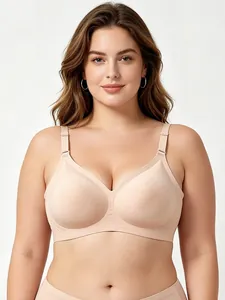 Dettaglio di un reggiseno nude senza cuciture e senza ferretto con spalline regolabili su modella