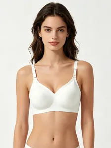 Dettaglio del reggiseno bianco senza cuciture con spalline sottili e fibbie in metallo