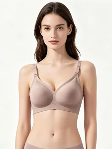 Vista frontale di reggiseno senza cuciture rosa cipria con spalline regolabili su modella