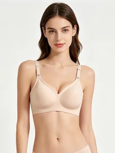 Dettaglio di reggiseno beige senza cuciture in tessuto liscio con spalline regolabili