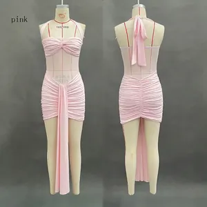 Vue avant et arrière d'une robe rose dos nu avec épissage en résille et détails plissés