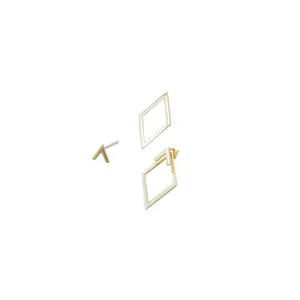 Boucles d'oreilles géométriques minimalistes en or avec design en V et couches superposées