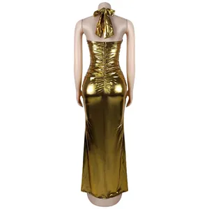 Detail eines metallisch goldenen Neckholder-Kleids mit gerafftem Rücken und Schleife