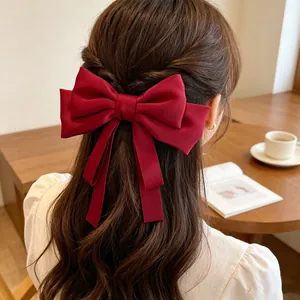 Barrette à cheveux élégante en soie rouge avec grand nœud et longs rubans soyeux