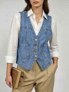 Détail du gilet en jean avec boutons dorés vintage et grandes poches plaquées symétriques