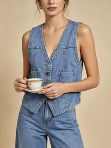 Détail du gilet en jean pour femme avec col en V, boutons en métal et poches