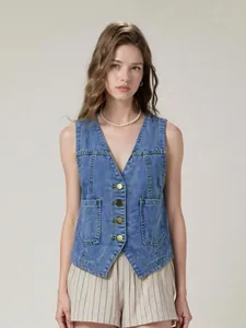 Gilet en jean sans manches cintré pour femmes en bleu avec boutons dorés et poches plaquées