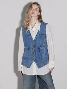 Détails du gilet en jean bleu à col en V avec boutons dorés et poches plaquées