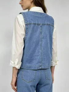 Vue arrière d'un gilet en jean bleu clair ajusté avec un jean assorti et une chemise
