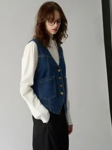 Gilet en jean bleu foncé ajusté pour femme avec boutons dorés et deux grandes poches carrées