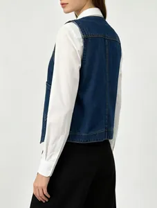 Vue détaillée du dos d'un gilet en jean sans manches avec des coutures de précision