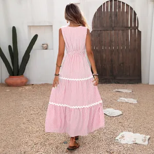 Robe longue sans manches à rayures roses avec col en V, taille élastique et dentelle