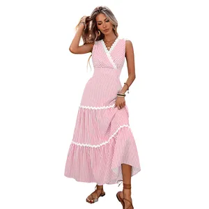 Robe longue sans manches à rayures roses et blanches avec col en V et dentelle fine