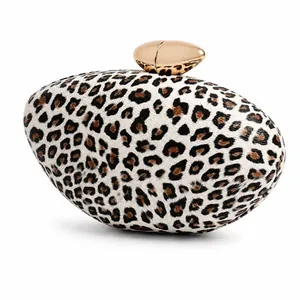 Nahaufnahme der Leopardenfell-Textur und des goldenen Metallverschlusses der Clutch-Bag