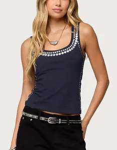 Detailansicht der silbernen Nieten an einem marineblauen ärmellosen Tanktop für Damen