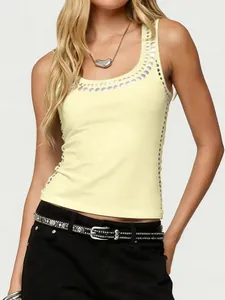 Ärmelloses cremefarbenes Tanktop mit silbernen Metallnieten und Rundhalsausschnitt