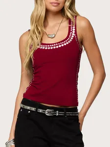 Eng anliegendes weinrotes Tanktop mit Rundhalsausschnitt und silbernen Nieten