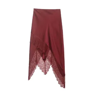 Eleganter burgunderroter Satinrock mit asymmetrischem Spitzensaum und Seidenglanz