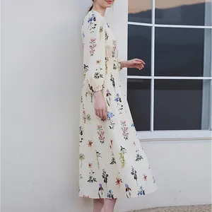 Robe longue fleurie élégante à manches longues avec taille élastique en blanc crème