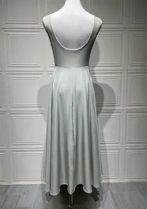 Détail de la robe midi vert menthe sans manches avec dos nu sur un mannequin blanc