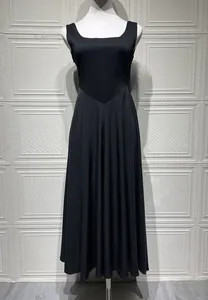 Détail de robe longue noire sans manches minimaliste avec couture élégante à la taille