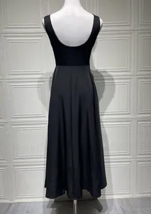 Détail du dos de la robe noire sans manches avec un décolleté en U profond dans le dos