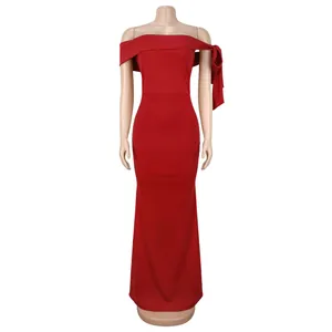 Détail du grand nœud rouge sur une robe sirène élégante à épaules dénudées
