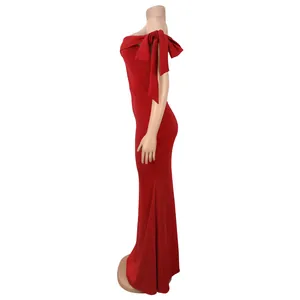 Détail de la robe de soirée rouge avec grande boucle et coupe sirène moulante