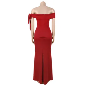 Détail du dos de la robe rouge à épaules dénudées avec nœud et élégant ourlet sirène long