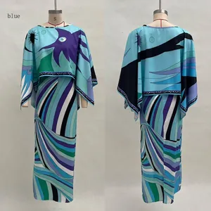 Detalle del estampado abstracto y diseño drapeado en este vestido largo azul de dos piezas