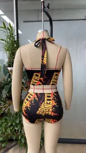 Détail du short taille haute avec motif flammes et imprimé graphique CHALLENGE
