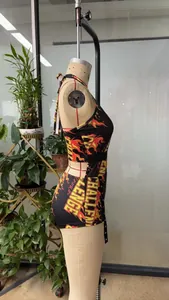 Détail du design découpé et de l'imprimé flamme sur la combinaison moulante dos nu