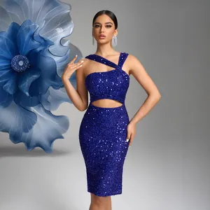 Robe de soirée à paillettes bleu Klein avec coupe asymétrique et détail ajouré